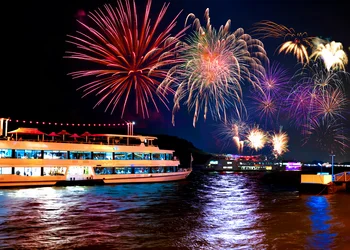 Donau in Flammen auf dem Barefood Boat