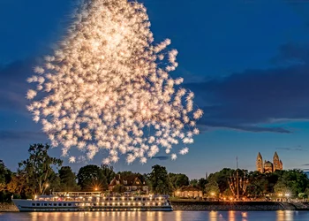 Donau in Flammen auf der Weiß-Blauen-Flotte