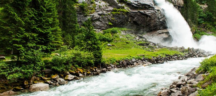 Die Krimmler Wasserfälle sind mit einer gesamten Fallhöhe von 385 m die höchsten Wasserfälle Österreichs. Sie liegen am Rand des Ortes Krimml (Salzburg), im Nationalpark Hohe Tauern nahe der Grenze zu Italien. Gebildet werden sie durch die Krimmler Ache, die am Ende des hoch gelegenen Krimmler Achentals in drei Fallstufen hinunterstürzt. Der Fluss fließt dann in die Salzach, die den Pinzgau entlang weiter Richtung Salzburg und zur Mündung in den Inn fließt.